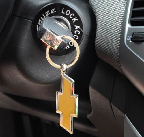 误将汽车钥匙锁在车里咋办 不用砸车玻璃,用这些方法或能解决