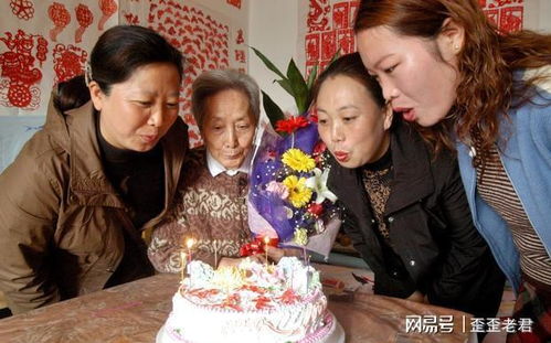 儿媳去广场找孩子,听见婆婆和阿姨们的话后,她马上给婆婆过生日