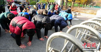 韩国今日高考 学校后辈跪地磕头祝考试顺利 