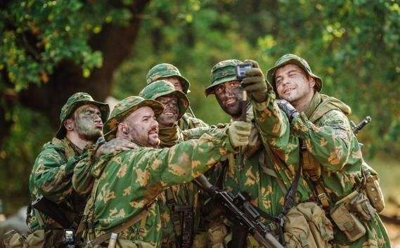 军人为啥不能随意玩手机,一名俄军的自拍照,让俄罗斯损失上亿