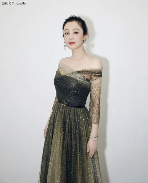 陈红真是中年女性的骄傲,黑色连衣裙配蕾丝内搭优雅高贵,超漂亮