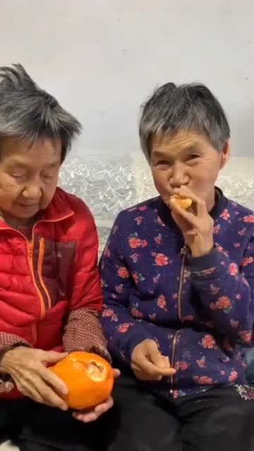 宝贝你已经73岁了尽管妈妈90多岁但是在妈妈心里你永远都是孩子 