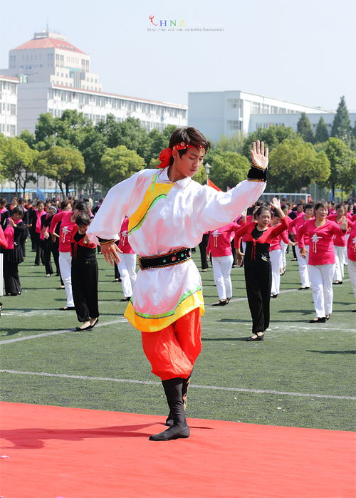 跳锅庄舞哪个民族