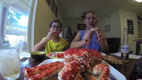 大叔和女儿吃大只帝王蟹,掰好的肉给女儿吃,自己再慢慢吃 