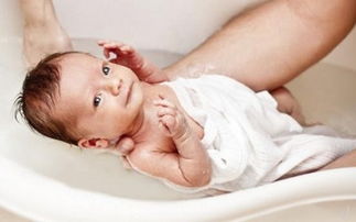 给患有小儿湿疹的宝宝如何洗澡,请看这里的注意事项 