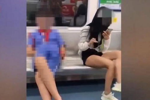 辣眼睛 深圳地铁一小学生看着旁边女生,把手伸进裤子做不雅举动