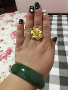 这款黄金戒指戴在那个手指上才好看 还有跟我的碧玉手镯搭配戴在一起好看吗 