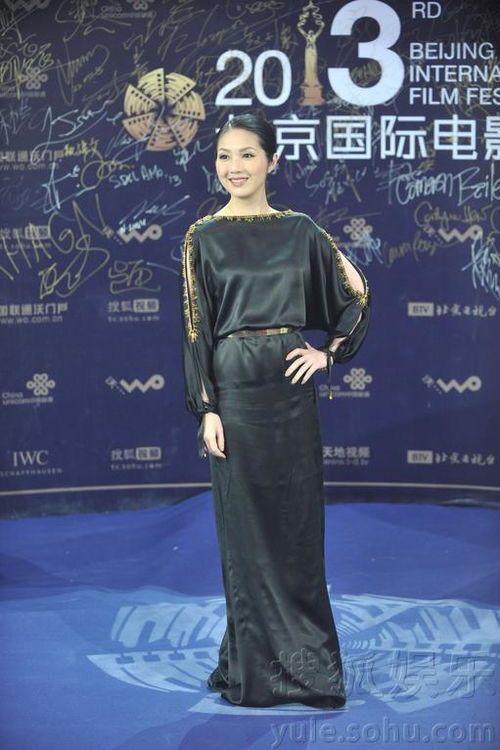 北京国际电影节闭幕 杨千嬅黑裙镶金边显贵气 