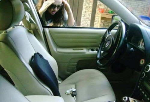 车钥匙不小心锁在车里,聪明人都喜欢这样做