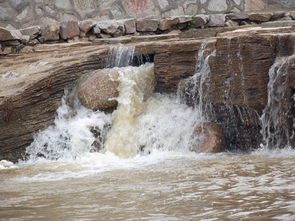 雨后河道里的小瀑布