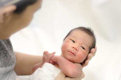 新生儿母乳性黄疸(新生儿母乳性黄疸症状及表现)
