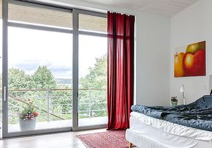 卧室落地窗设计,观赏落地窗带来的自然景致