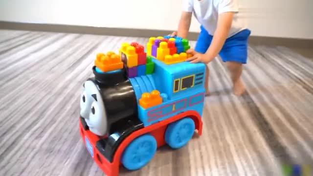 小朋友来玩超有趣的小火车托马斯玩具 