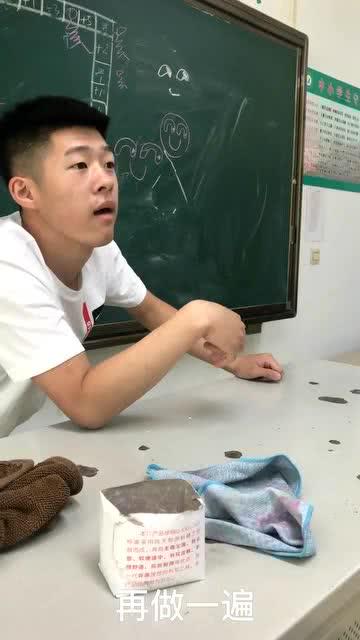 小伙考试之前咋不背背答案呢 这也太尴尬了 