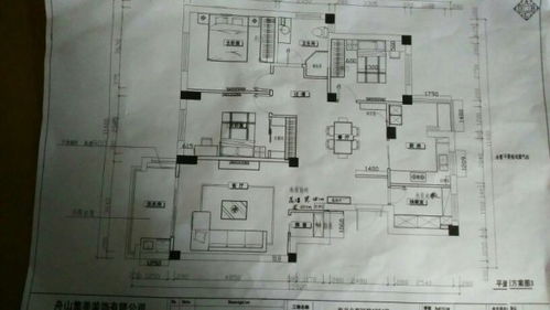 请教哪位大师求答 我家大门在东面,阳台在南面,文财神坐北朝南面向阳台大门好还是坐东朝西好呢 感谢 