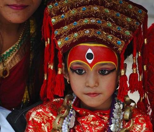 11岁印度男孩 vs 4岁尼泊尔女孩,同样是天选之子,命运却截然不同