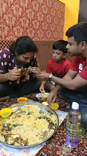 印度女人在家地位特殊 老公孩子吃米饭,自己啃鸡肉 