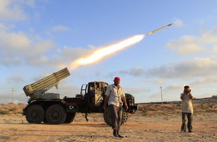 利比亚反对派使用BM 21型多管火箭炮攻击政府军 