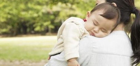 原创为什么孩子抱着睡得香，可一放下就醒来？可能看完后你就明白了