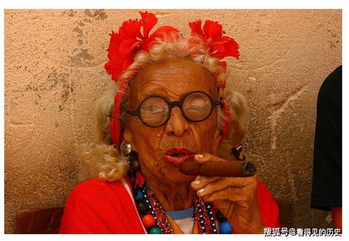 她打扮怪异 她是古巴的名人 任何游客都可以找到她