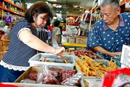 吉隆坡茨厂街年货市场生意冷清 民众减量购买年货