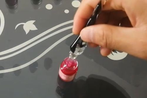 如何用水晶笔蘸水晶粉 