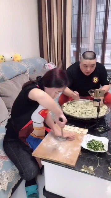 原来媳妇都是这样包饺子的 