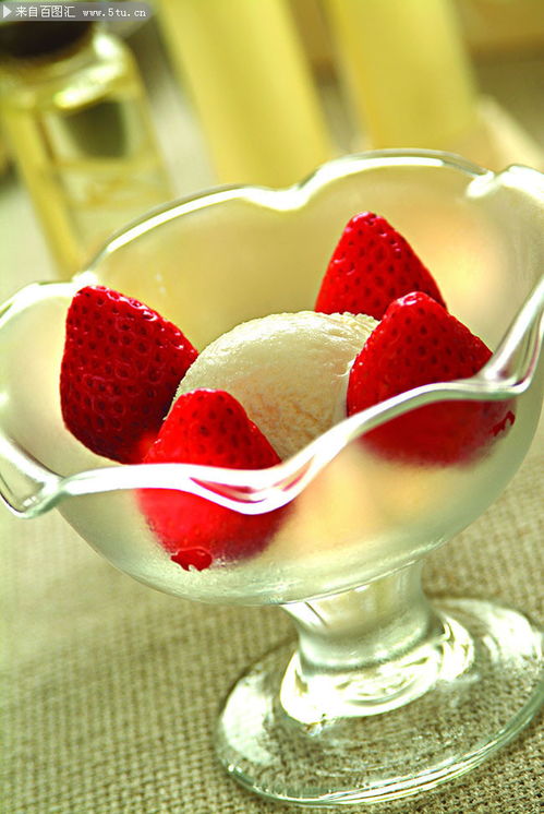 草莓冰淇淋图片下载