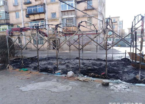 辽宁鞍山 露天市场卖蔬菜的用铁架搭建的塑料棚子起火