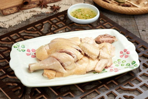 广东白切鸡的做法 广东白斩鸡表面的***是怎样做的呢？怎样做好白斩鸡？ 