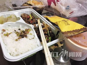 女子下单 外卖订餐 饭菜中现铁丝头发 