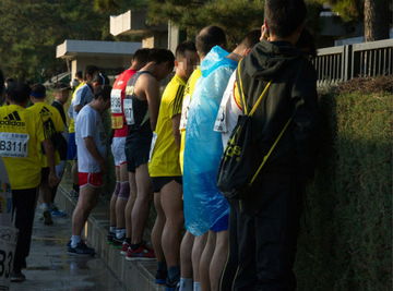 北京马拉松选手就地小便 水 流成河 