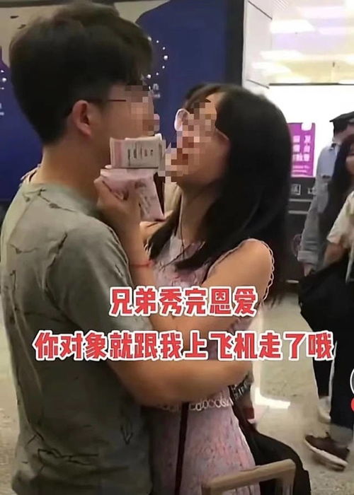 广东女子当众与男友亲密,一群人围观,女子仍紧抱男友不肯撒手