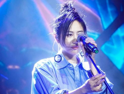 网络歌手出道的她,成就要高于王菲,如今成为华语乐坛的女王