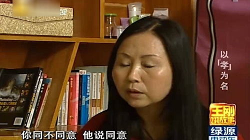 老父亲住大女儿家楼梯间,大小便满地都是,一看到小女儿老人就哭 