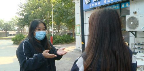 天 屎 降临,广西女子餐厅等位突然被屎砸中,头发肩膀全中招