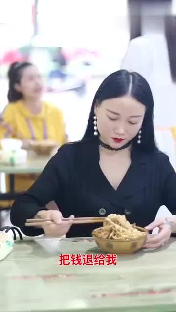 两位美女面对有头发的饭,做法截然不同,黑衣女生太暖了 