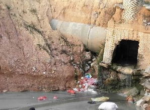 广西发现百万吨级污染现象 龙潭产业园有害废弃物堆成山岭