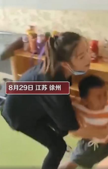 幼儿园开学第一天场面失控 小朋友哭喊着要回家,网友 哭是会传染的