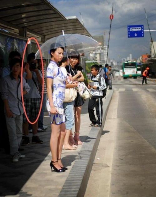 女子在身上 画 了一件旗袍,在大街上随意行走,却无人看出问题