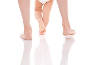 十个月宝宝，站立时脚趾都往里扣，有时还用脚尖站，什么原因