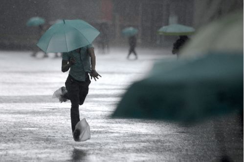 下雨的励志句子  阴雨天励志句子？