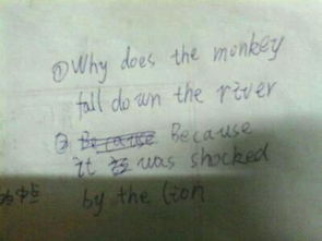 ①猴子为什么掉进了水里 ②因为被狮子吓到了 翻译成英语 