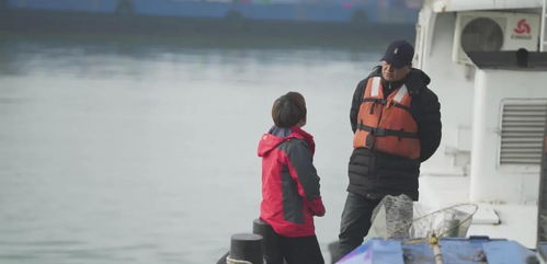 湖北荆州 夫妻卖掉2套房,买船在长江收垃圾,一干就是14年