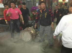台湾民众除夕夜抢头香 撞断200公斤香炉 