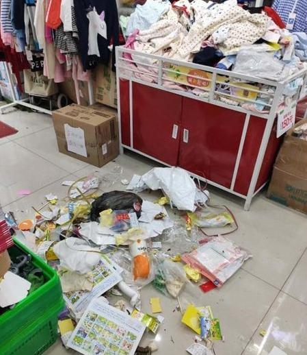 陕西西安 以为商户往街边垃圾桶扔了垃圾 保洁员将垃圾倒进店里