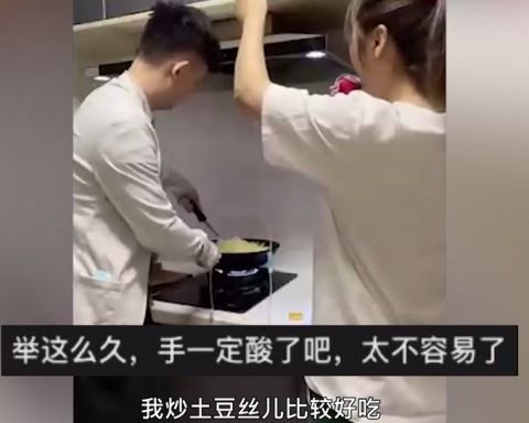 东北小伙挂吊瓶给老婆炒土豆丝,网友很好奇 不会回血吗