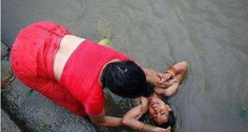 尼泊尔女人集体公开沐浴净身 美得脱尘全国无寡妇 