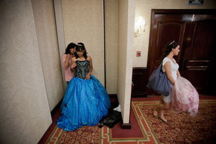 数百名15岁墨西哥少女盛装参加集体成人礼 