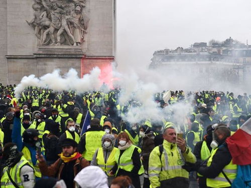 法国政府宣布暂停提高燃油税，马克龙的让步会让巴黎骚乱平息吗(法国停售燃油车)